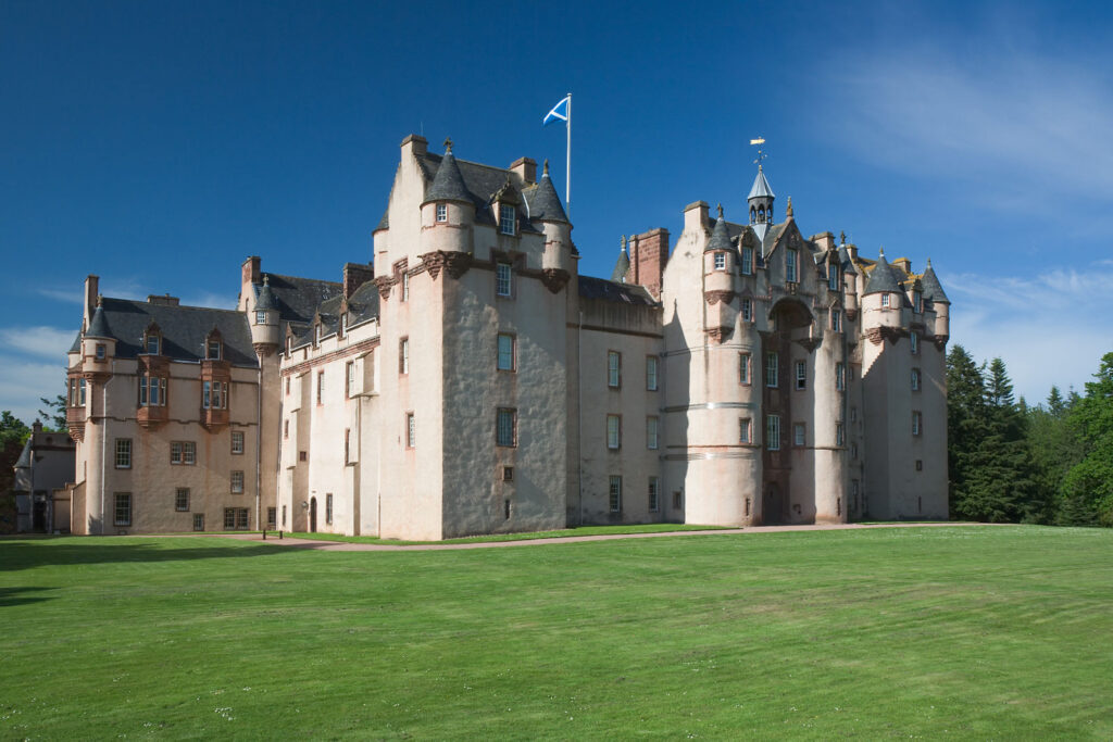 21 Enchanting Castles in Scotland You Must Explore 9