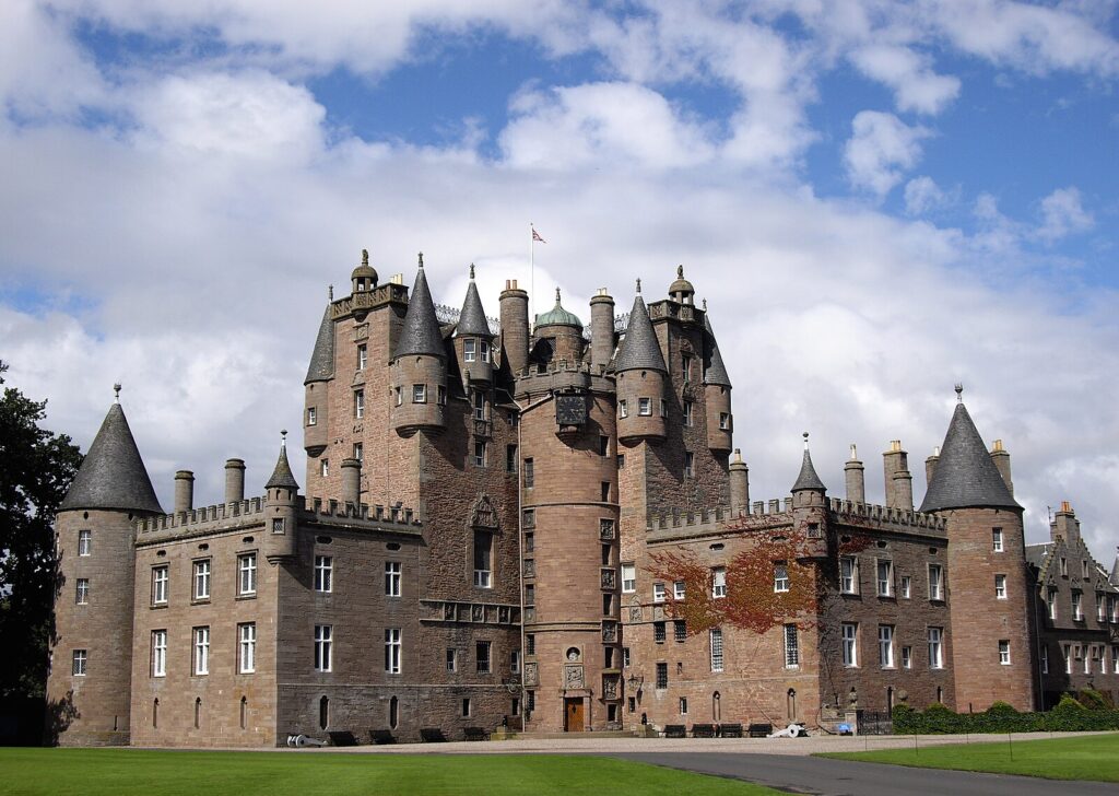 21 Enchanting Castles in Scotland You Must Explore 12
