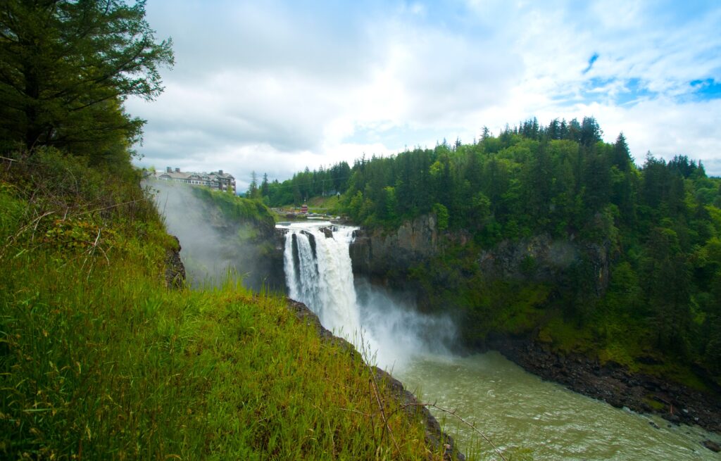 12 Mesmerizing Waterfalls You Absolutely Must Visit in the U.S. 7 Landscape of Snoqualmie Falls in Washington State, USA.