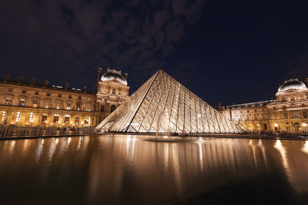 14 Extraordinary Museums You Can’t Miss Around the Globe 2 Louvre