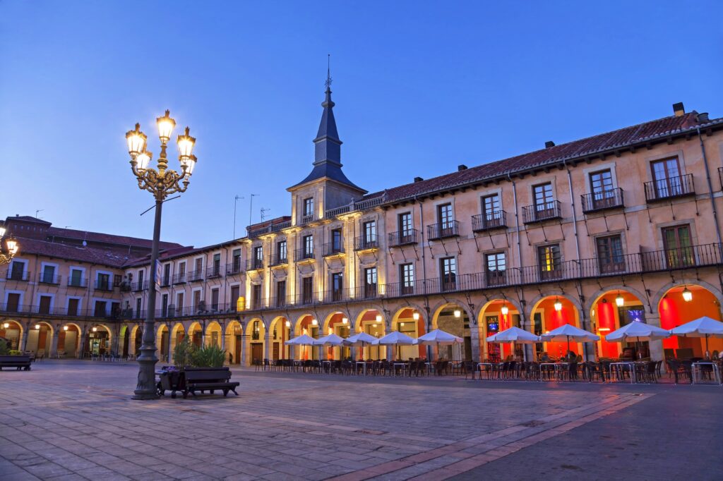 12 Extraordinary City Squares You Can't Miss Around the World 13 Plaza Mayor in the evening, Leon