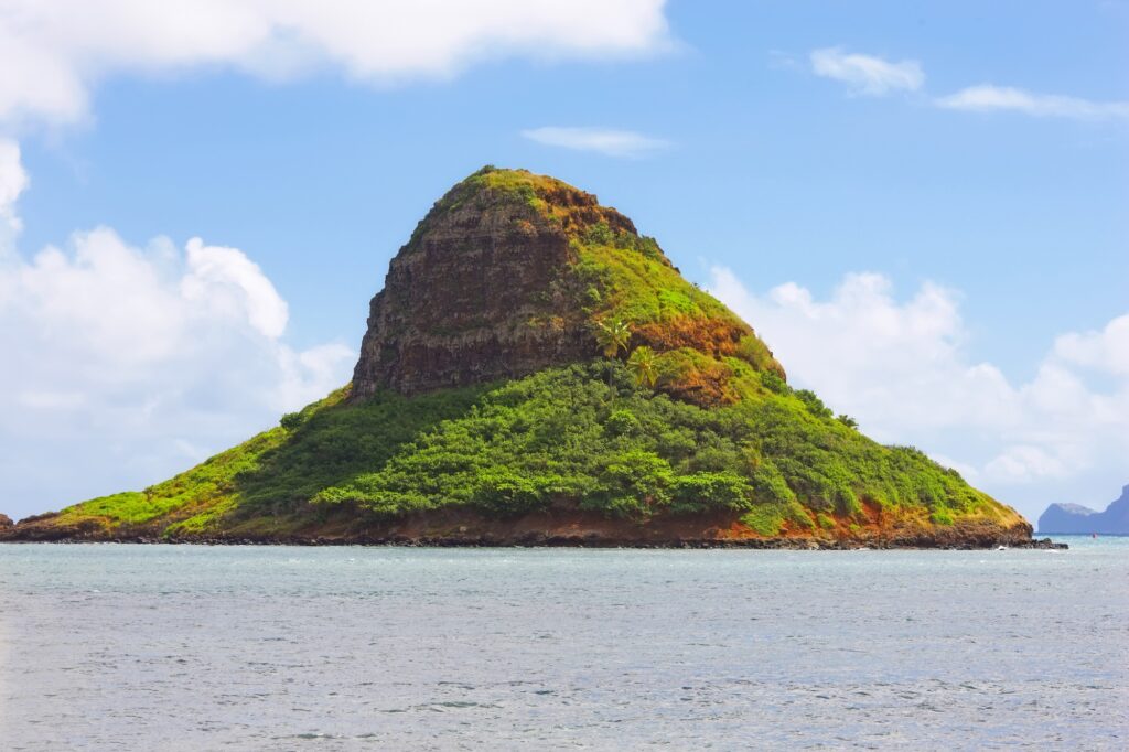 6 Extraordinary Diving Destinations That Will Ignite Your Wanderlust 5 A Hawaiian island. Shot of a small Hawaiian island.