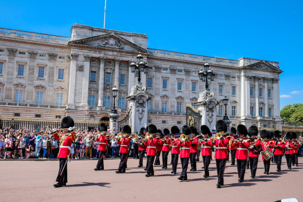 10 Enchanting Attractions to Experience in London 4 British Royal Guards and The Military Band perform at Buckingham Palace, London
