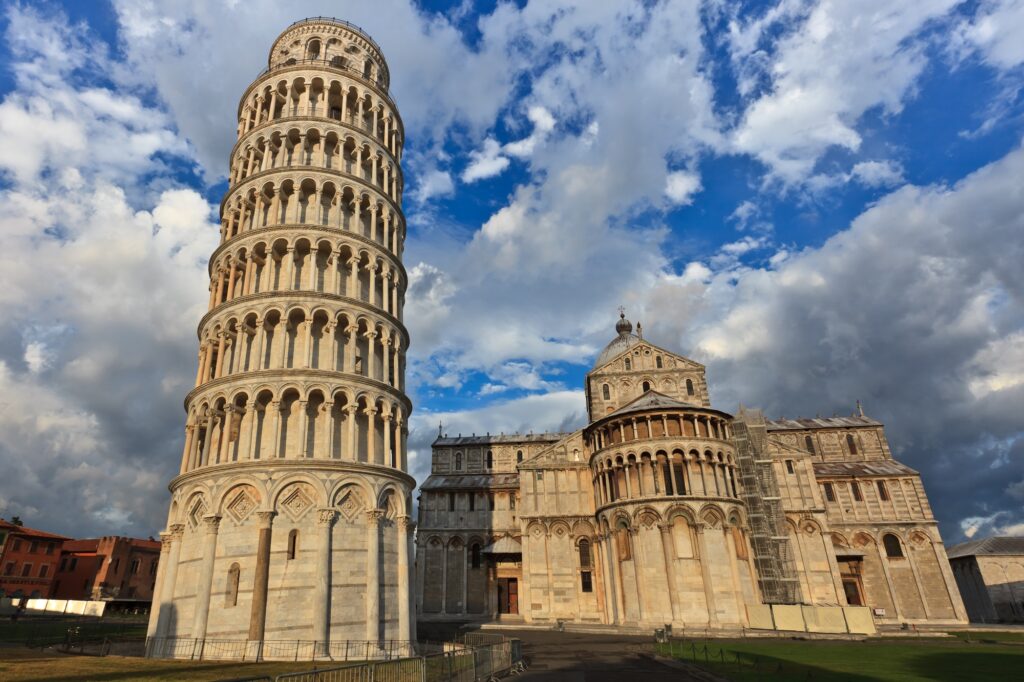 14 Iconic Towers from Around the Globe That Will Take Your Breath Away 3 Leaning tower in Pisa