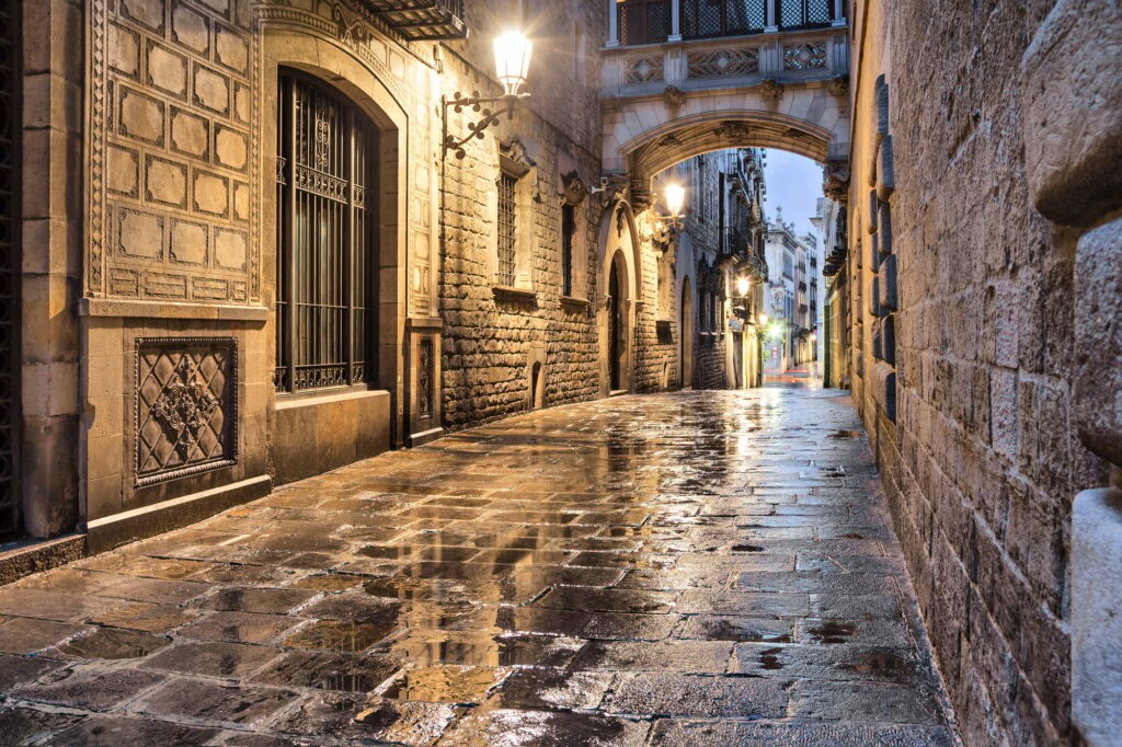 11 Extraordinary Attractions in Barcelona You Can't Miss 4 Narrow street in gothic quarter, Barcelona