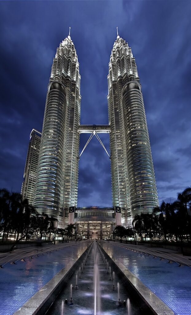 10 Iconic Skyscrapers You Must See: Architectural Marvels of Our Time 4